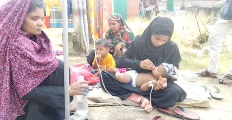 ফেনীর হাসপাতালে রাস্তা ও গাছতলায় চিকিৎসা নিচ্ছেন রোগীরা
